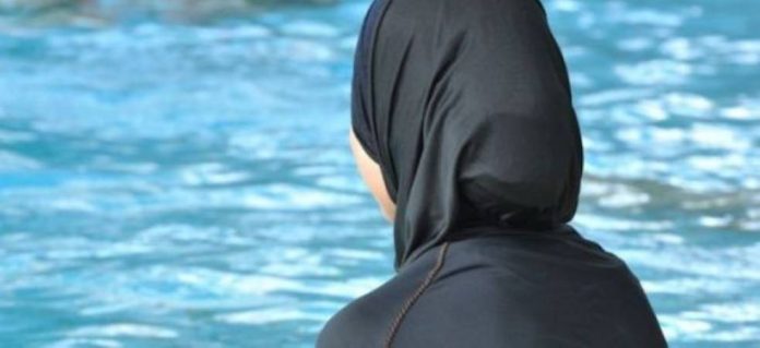 Le maire français relance la guerre du burkini après avoir autorisé les femmes à se couvrir dans les piscines municipales