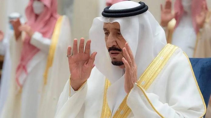 Le roi saoudien effectue la prière de l'Aïd à la Grande Mosquée de La Mecque2
