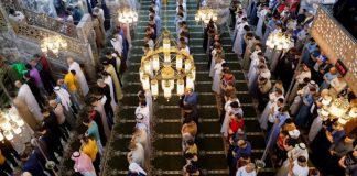 Les musulmans du monde entier rompent leur jeûne marquant l'Aïd Al-Fitr