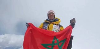 L’alpiniste marocaine Bouchra Baibanou atteint le sommet de l’Himalaya brandissant un exemplaire du Coran