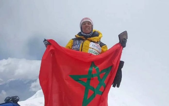 L’alpiniste marocaine Bouchra Baibanou atteint le sommet de l’Himalaya brandissant un exemplaire du Coran