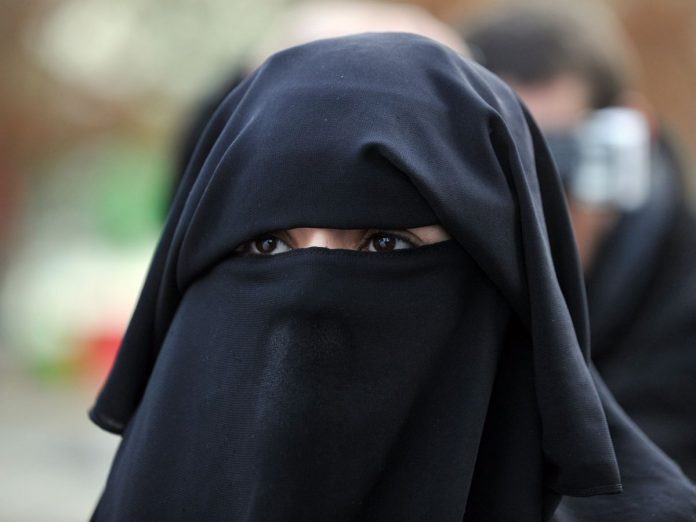 La Suisse prévoit une amende de 1000 euros pour toute personne portant le niqab4