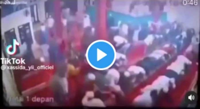 Pendant un violent tremblement de terre, l’imam poursuit la prière - VIDEO