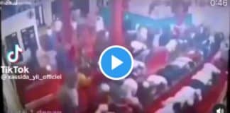 Pendant un violent tremblement de terre, l’imam poursuit la prière - VIDEO