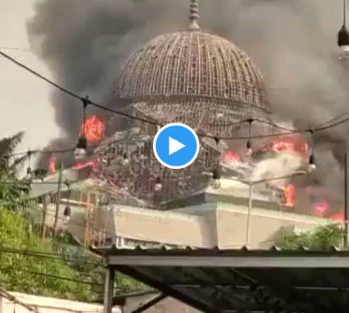 Jakarta : le dôme de la Grande Mosquée s’effondre suite à un incendie - VIDEO