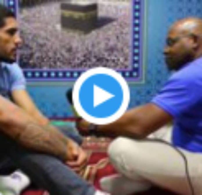 Le célèbre boxeur Alex Pereira embrasse l'Islam - VIDEO