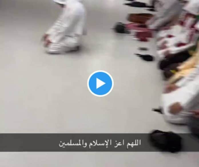 Coupe du Monde Des supporteurs qataris et sénégalais prient ensemble après le match - VIDEO