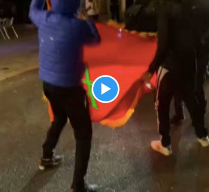 Coupe du Monde La police française fête la victoire avec les Marocains - VIDEO
