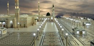 Médine - une femme accouche dans la cour de la mosquée du Prophète ﷺ