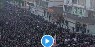 Coran brûlé immense manifestation devant l'ambassade de Suède en Turquie