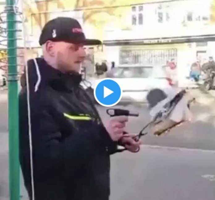 Des passants tabassent un homme qui tente de brûler un exemplaire du Coran - VIDEO
