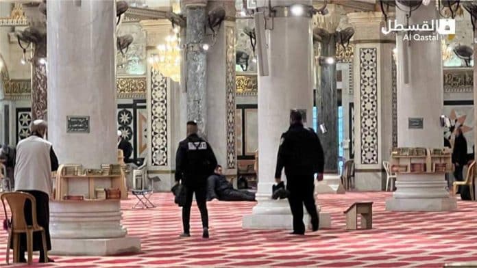 Jérusalem - des policiers israéliens s'introduisent dans la mosquée Al-Aqsa