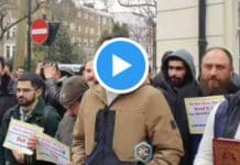 Londres un musulman récite le Coran devant l'ambassade de Suède - VIDEO