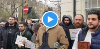 Londres un musulman récite le Coran devant l'ambassade de Suède - VIDEO