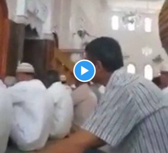 Maroc un imam s’effondre pendant son sermon sur la mort - VIDEO