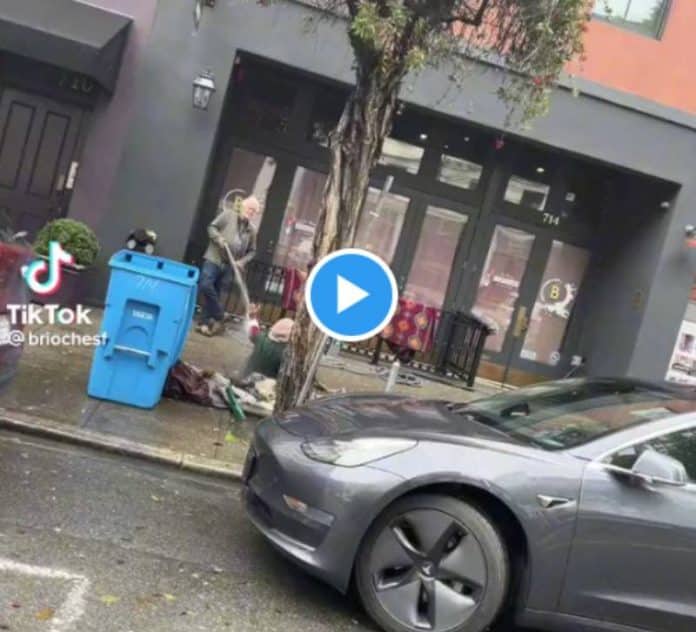 San Francisco le propriétaire d’une gallérie d’art asperge une SDF en pleine rue - VIDEO