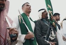 Cristiano Ronaldo porte fièrement le Qamis saoudien2