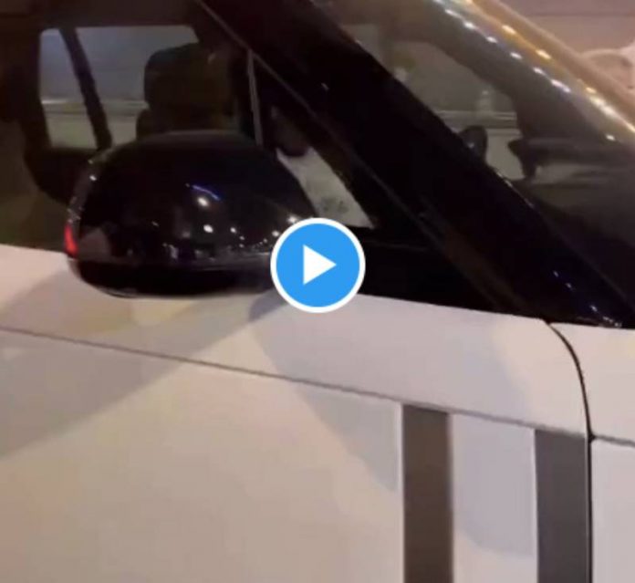 La Mecque des fidèles croisent cheikh Yaser al Dosari au volant de son Range Rover - VIDEO