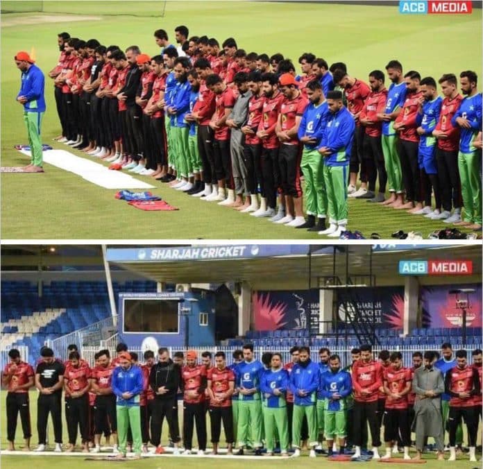 Les joueurs de cricket pakistanais et afghans accomplissent la salât ensemble avant leur confrontation
