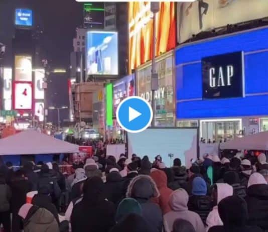 New-York les musulmans exécutent la prière de Tarawih à Times Square - VIDEO