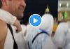 Omra un Ousbek porte sans mère sur son dos pendant le Tawaf2 - VIDEO