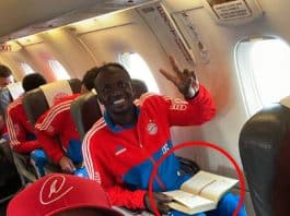 Sadio Mané lit le Saint Coran pendant qu'il voyage avec le Bayern Munich