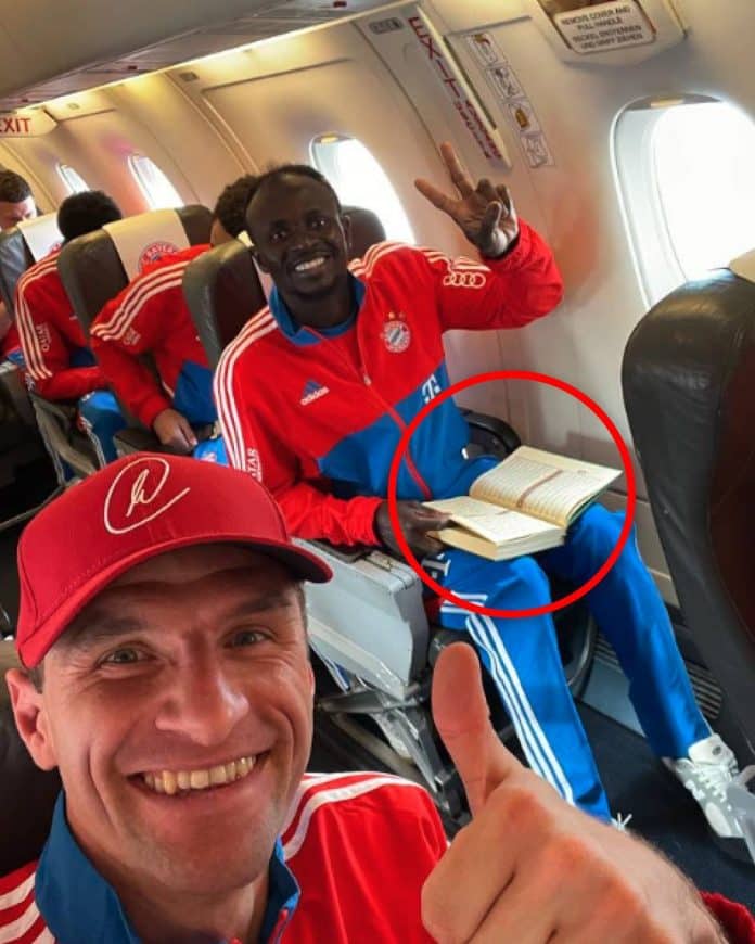 Sadio Mané lit le Saint Coran pendant qu'il voyage avec le Bayern Munich
