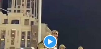On vous aime des policiers saoudiens saluent la foule de fidèles après leur pèlerinage - VIDEO