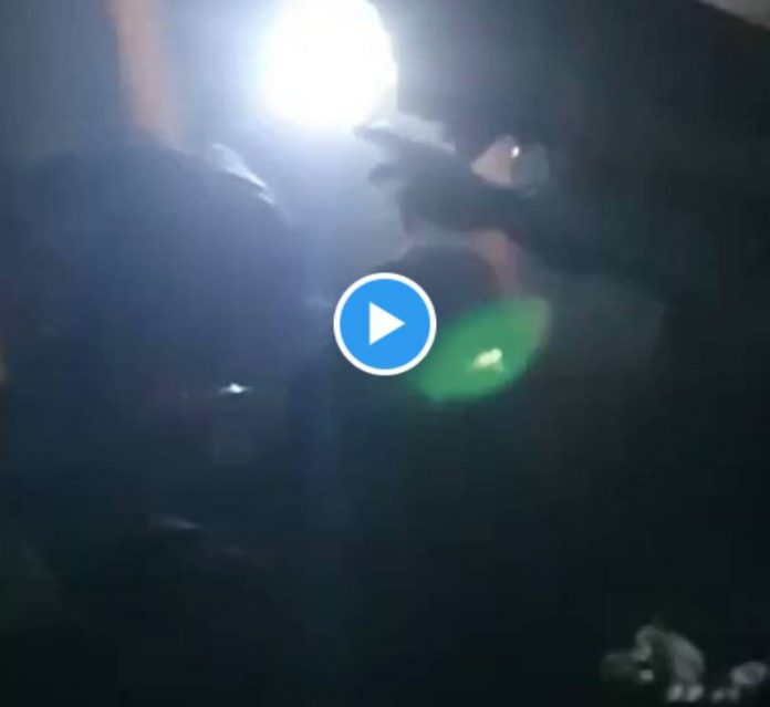 Al-Aqsa des soldats israéliens frappent les fidèles palestiniens dans la salle de prière - VIDEO