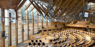 Ecosse - la femme du nouveau premier ministre porte une tenue traditionnelle palestinienne au parlement