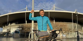 Nabil Ennasri se rend à la La Mecque à vélo