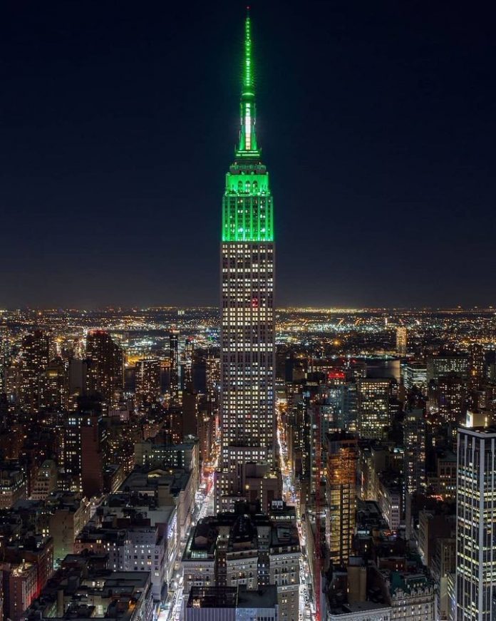 New-York - l’Empire State Building à s'illumine en vert pour l'Aïd al-Fitr