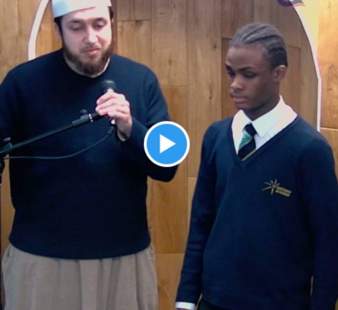 Royaume-Uni un collégien prononce la chahada pendant le mois de Ramadan - VIDEO 