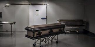 « On m’a demandé de briser les os du défunt » - un ancien employé de pompes funèbres