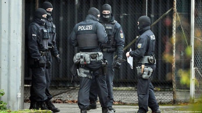 La police allemande arrache un garçon musulman à sa famille