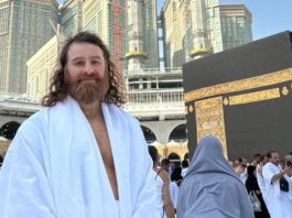 Le lutteur de la WWE Sami Zayn accomplir le petit pèlerinage à La Mecque.avif