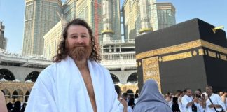 Le lutteur de la WWE Sami Zayn accomplir le petit pèlerinage à La Mecque.avif