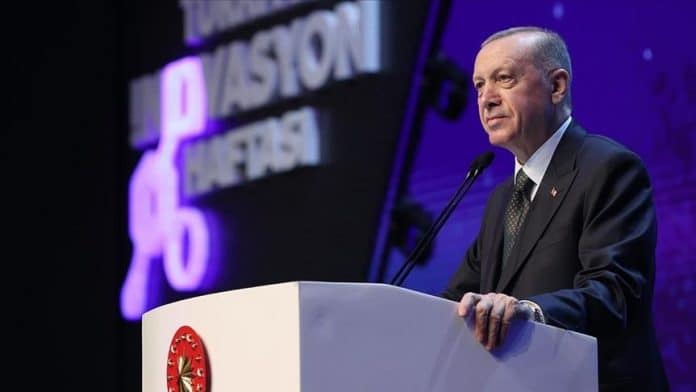 Le président turc, Recep Tayyip Erdogan, annonce la découverte d'une réserve de pétrole d'une capacité de 100 mille barils:jour dans le sud-est de la Türkiye.