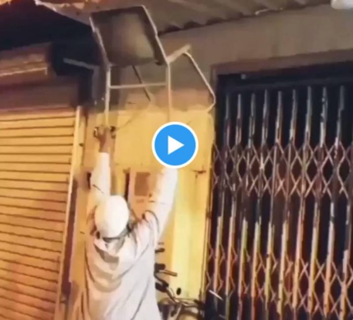 Un musulman aide un chat apeuré coincé sur un toit - VIDEO