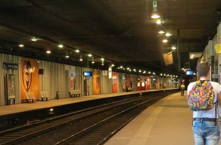 Paris - une femme voilée meurt poussée « volontairement » sur les rails du RER