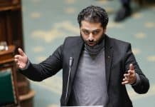 Belgique : un député lève fièrement le drapeau palestinien en signe de solidarité au Parlement belge