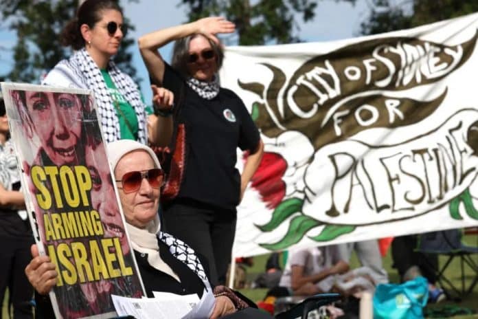 Manifestants rassemblement contre le racisme