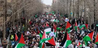 Manifestation à Grenade, Espagne, le 20 janvier 2024 : habitants brandissant des drapeaux palestiniens en solidarité avec Gaza