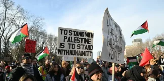Participants de la diaspora palestinienne et soutiens locaux lors de la manifestation « Rage For Gaza ! » à Edmonton, Canada, le 19 mars 2025, pour dénoncer la situation à Gaza.