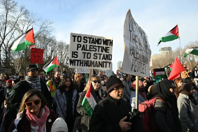 Participants de la diaspora palestinienne et soutiens locaux lors de la manifestation « Rage For Gaza ! » à Edmonton, Canada, le 19 mars 2025, pour dénoncer la situation à Gaza.