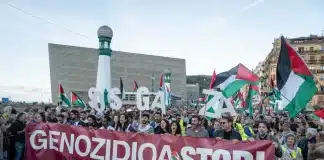 Manifestation massive devant le Festival du film de Saint-Sébastien en Espagne, avec des milliers de personnes réclamant la fin des attaques israéliennes à Gaza et le boycott d’Israël, le 24 septembre 2025.
