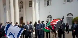 Benjamin Netanyahu tenant le drapeau israélien aux côtés d'Uhuru Kenyatta avec le drapeau kényan à Nairobi, juillet 2016.
