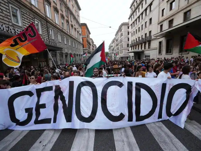 Manifestants à Rome, grève générale et mobilisation nationale contre la guerre à Gaza, septembre 2025.