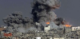 Quartier de Gaza détruit par un missile, avec des bâtiments effondrés et des débris. guerre hopitaux Enfants Gaza