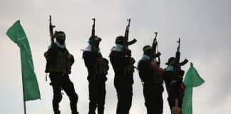 Militants palestiniens du Hamas à Khan Younis lors de la remise des corps de quatre otages israéliens à Gaza, février 2025